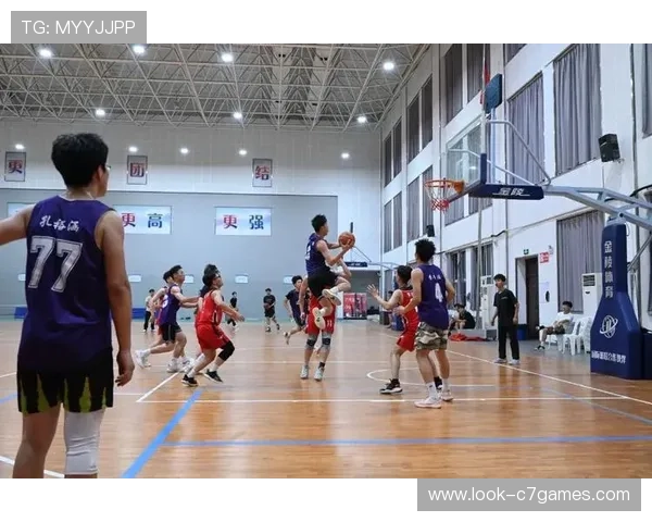 中国篮球联赛激烈角逐季后赛，各队拼抢冠军希望燃起